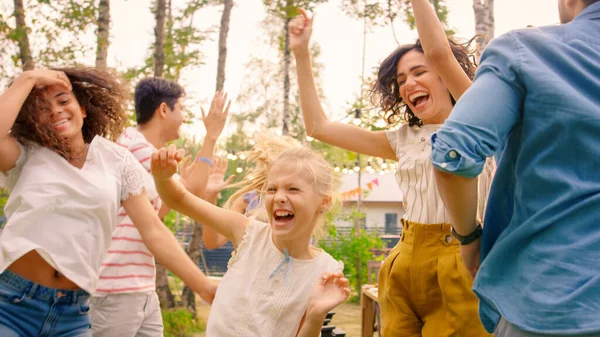Familj och vänner Dansar tillsammans på trädgårdsfesten. Unga och äldre människor som har roligt på en solig sommardag Disco. — Stockfoto