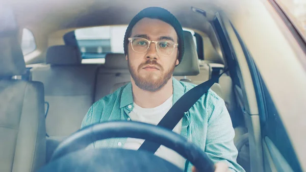 Portrait of Stylish Young Man Drives Car through big Sunny City Постріл з переднього скла. — стокове фото