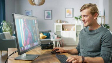 Profesyonel Fotoğrafçı, Kişisel Bilgisayarında Fotoğraf Düzenleme Uygulaması Yazılımında çalışıyor. Fotoğraf Editörü Güzel Kızın Fotoğraflarını Buluyor. Model Yazılım Tasarımı.