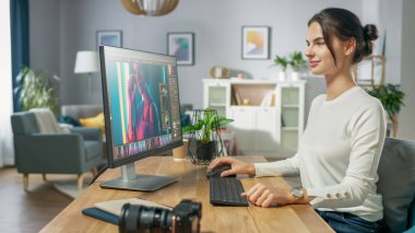 Profesyonel Kadın Fotoğrafçı, Kişisel Bilgisayarında Fotoğraf Düzenleme Uygulaması Yazılımında çalışıyor. Fotoğraf Editörü Güzel Kızın Fotoğraflarını Buluyor. Model Yazılım Tasarımı.