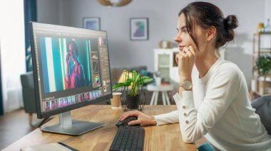 Profesyonel Kadın Fotoğrafçı, Kişisel Bilgisayarında Fotoğraf Düzenleme Uygulaması Yazılımında çalışıyor. Fotoğraf Editörü Güzel Kızın Fotoğraflarını Buluyor. Model Yazılım Tasarımı.