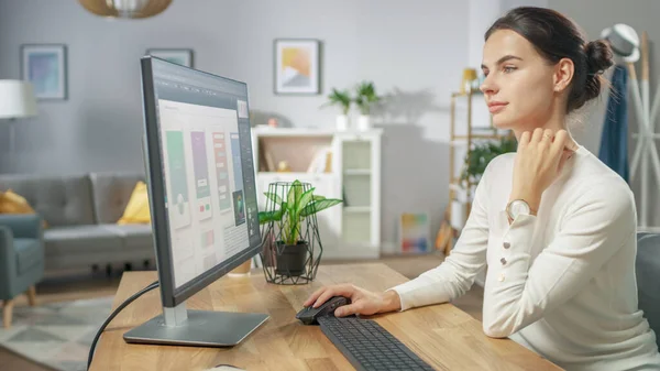 Beautiful Female Software Designer Trabaja en una plantilla de aplicación móvil UX UI, utiliza ordenador personal. Programador independiente Trabajando desde casa. Diseño de aplicación simulada. —  Fotos de Stock