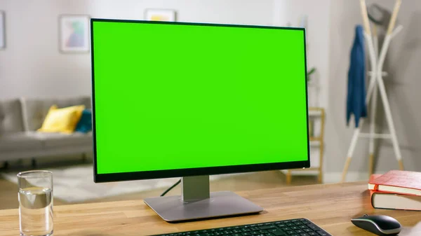 Ordenador personal moderno con pantalla verde simulada de pie en el escritorio de la acogedora oficina en casa. Sala de estar Creado por el diseñador de interiores con buen gusto y estilo. —  Fotos de Stock