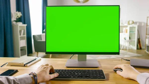 First Person View of Professional Freelancer Werken aan Green Mockup Screen Personal Computer van thuis uit. Een close-up POV schot. In de achtergrond Gezellige woonkamer. — Stockfoto