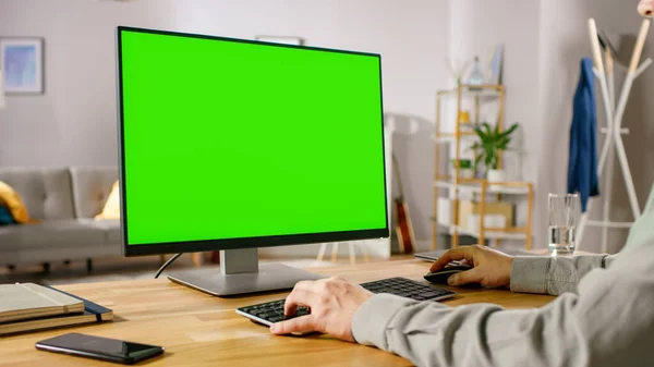 Green Mockup Ekran Kişisel Bilgisayarı üzerinde çalışan Profesyonel Serbest Çalışan Omuzcu Çekimi 'nin üzerinden. Adam tipleri, internette gezinmesi, rahat bir yaşam için bilgisayarı kullanması. — Stok fotoğraf
