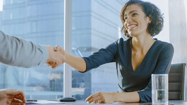 Schöne junge Unternehmerin spricht mit einem potenziellen Geschäftspartner und schüttelt ihm die Hand, wenn sie sich einigen. Starke unabhängige Frau in Geschäftslage. — Stockfoto