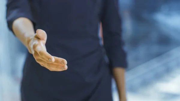 Ur fokus Affärskvinna Erbjuder sin hand för ett handslag. Lämna in Focus. Slutförande av avtalet och ingående av avtalet med ett handslag. — Stockfoto