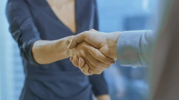 Out of Focus Geschäftsfrau schüttelt ihre Hand mit einem Geschäftsmann. Hände im Fokus. Abschluss des Deals und Vertragsabschluss per Handschlag. — Stockfoto