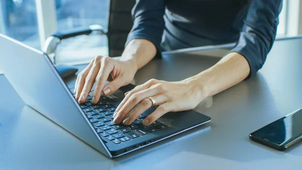 Close-up On the Hands of a Businesswoman Typing on a Laptop Keyboard. Female Using Laptop in the Office. — Stock Photo, Image