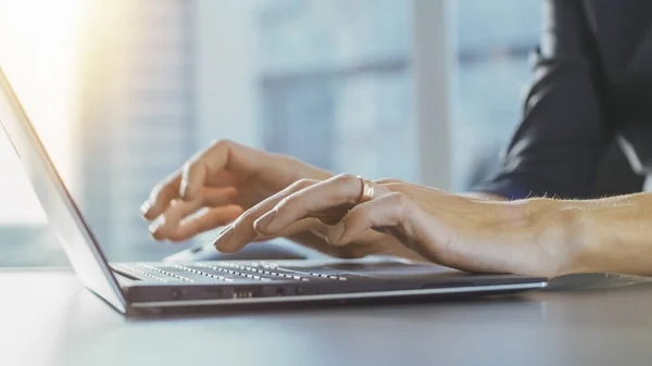 Close-up of the Businesswomans Hands Typing on a Laptop in Her Office. — Stock Photo, Image