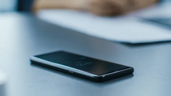 Detailní záběr posledního modelu Smartphone ležící v kancelářském stole. Zaměření na telefon. — Stock fotografie