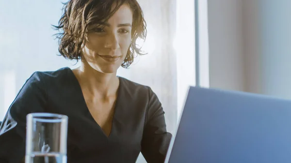 Retrato da CEO Focada Trabalhando em um Laptop. Empresária bem sucedida feliz fazendo seu importante trabalho de negócios lindamente. — Fotografia de Stock