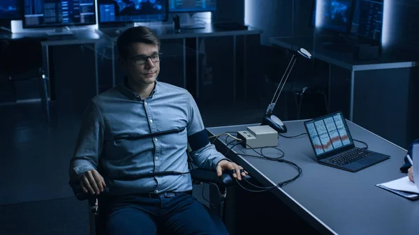 ( 영어 ) Young Handsome Suspect during Interrogation Undergoes lie Detector Polygraph Test, Connected to the Machine ( 영어 ) He Answers Yer or No Questions Which Computer Records and Shows If Hes Lying. — 스톡 사진