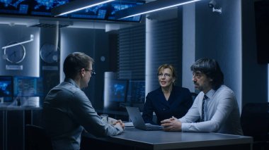 İş görüşmesinde iki kıdemli yönetici genç adaylara soru sorar. Gizli Servis Yetenekli Genç Adam 'ı işe alıyor. Hükümet Ajansı 'nda çalışan Ciddi İnsanlar.