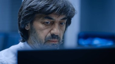 Uzman Başdanışman 'ın Bilgisayarda Çalışan Portresi. Arkaplanda Müşteri Yardım Merkezi 'nde.