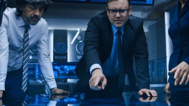 Kurumsal İş Adamları Ekibi Dijital Dokunmatik Masa Etrafında Dururken Tartışmayı Hararetlendirdi. İthalat İhracat Şirketi Yönetim Kurulu Toplantısı.