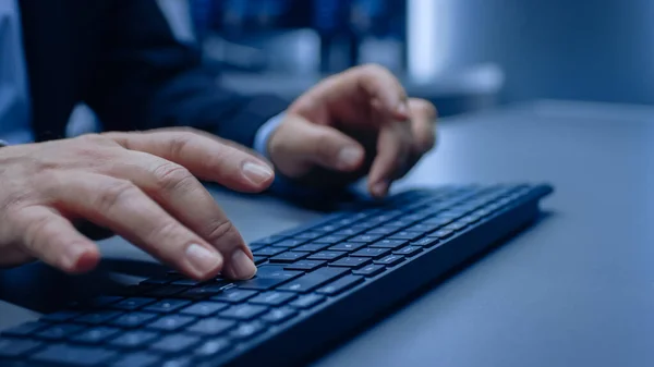 Close-up sobre os Mans em um terno mãos digitando em um teclado. — Fotografia de Stock