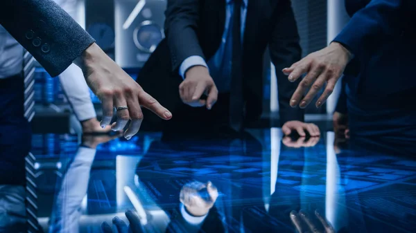 Equipo Diverso de Agentes Gubernamentales de Inteligencia Parados Alrededor de la Tabla de Pantalla Táctil Digital y el Sospechoso de Seguimiento de Satélites, Señalando a la Pantalla. Gran sala de vigilancia oscura. —  Fotos de Stock