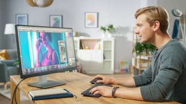Profesyonel Fotoğrafçı, Kişisel Bilgisayarında Fotoğraf Düzenleme Uygulaması Yazılımında çalışıyor. Fotoğraf Editörü Güzel Kızın Fotoğraflarını Buluyor. Model Yazılım Tasarımı.