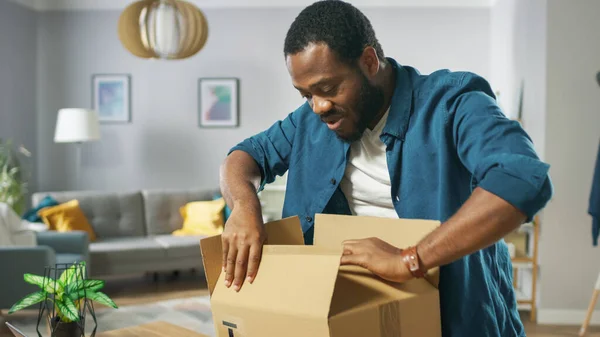 Yakışıklı Heyecanlı Adam Karton Kutu Posta Paketini Açar ve İçerikten Çok Mutludur. Erkek Paketi Açılıyor. — Stok fotoğraf