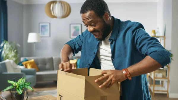 Yakışıklı Heyecanlı Adam Karton Kutu Posta Paketini Açar ve Çok Heyecanlı ve İçerikten Mutludur. Erkek Paketi Açılıyor. — Stok fotoğraf
