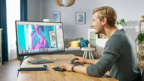 Fotografo professionista lavora in Photo Editing App Software sul suo personal computer. Photo Editor Ritocco Foto di Bella Ragazza. Progettazione di software finto. — Foto Stock