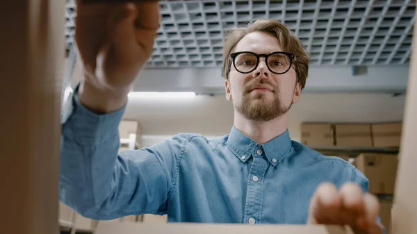 View from Inside Cardboard Package Box: Warehouse Worker cuidadosamente embala o produto para entrega, protegendo-o com bolha Wrap. — Fotografia de Stock