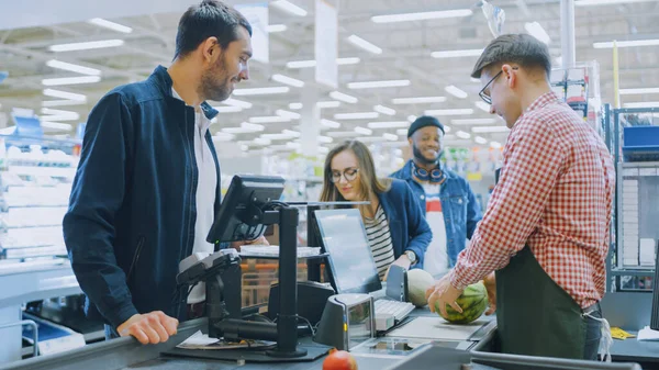 В супермаркете: Выписка из кассы Профессиональный кассир сканирует продукты питания и продукты питания. Очистить современный торговый центр. — стоковое фото