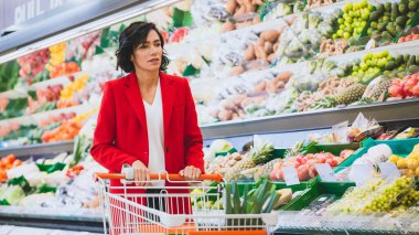Süpermarkette: Güzel Genç Kadın Taze Ürünler Bölümü 'nde Yürüyor, Sebzeleri Seçiyor ve Alışveriş Arabasını İtiyor. Marketten Meyve ve Sebze Alışveriş.