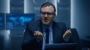 Kıdemli Hükümet Üyesi Danışmanlar Takımıyla acil bir toplantı düzenliyor. Müdür astlarına emirler yağdırıyor. Çeşitli Verilerle Arkaplan İzleyicilerinde.