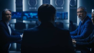 Yıllık Mali Toplantı sırasında konferans odasında yönetim kuruluna rapor veren Baş Strateji Subayı. İş İnsanları Politikacıları Bir Toplantıda Hükümet Yetkilileri.