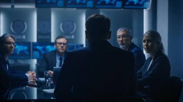 Director de Estrategia Haciendo Informe a una Junta Directiva Durante la Reunión Financiera Anual en la Sala de Conferencias. Empresarios Políticos Funcionarios del Gobierno en una reunión. — Foto de Stock