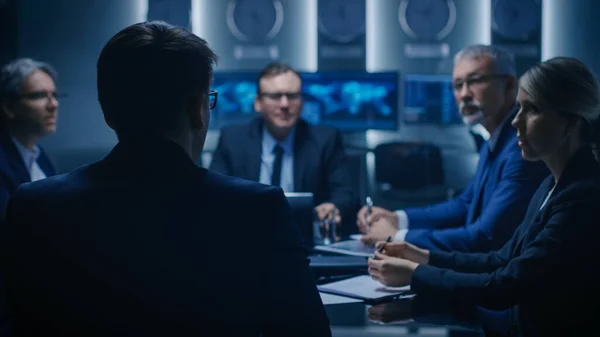 Diretor de Estratégia Fazendo Relatório a um Conselho de Administração Durante a Reunião Financeira Anual na Sala de Conferências. Empresários Políticos Funcionários do Governo em Reunião. — Fotografia de Stock