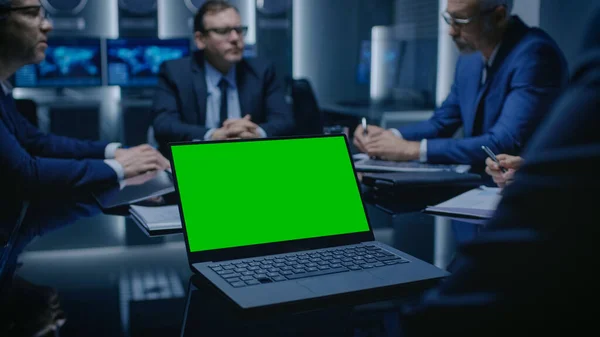 On the Table Laptop Mostrando Tela Mock-up Verde: Equipe de Políticos, Líderes Empresariais e Advogados Sentado na Mesa de Negociações na Sala de Conferências, Tentando Chegar a um Acordo. — Fotografia de Stock