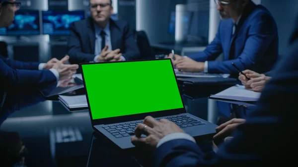 Na stolním notebooku zobrazující Green Fock-up Screen: Tým politiků, Corporate Business Leaders a právníci sedí u jednacího stolu v konferenční místnosti, snaží se dospět k dohodě. — Stock fotografie