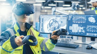 Fabrika: Sanal gerçeklik kulaklığı takan ve denetleyen kadın endüstriyel tasarım, geliştirme ve CAD yazılımda prototip için VR teknolojisi kullanıyor.