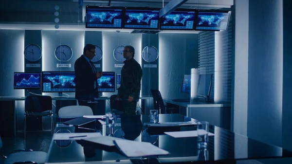 Federal Special Agent Talks To Military Man in the Monitoring Room. In the Background Busy System Control Center with Monitors Showing Data Flow. — Stock Photo, Image