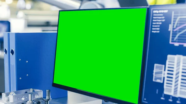 Close-up Shot van de Computer Monitor met Green Screen Chroma Key Geweldig voor Mock up Template. In de achtergrond Fabriek met mensen die werken. — Stockfoto