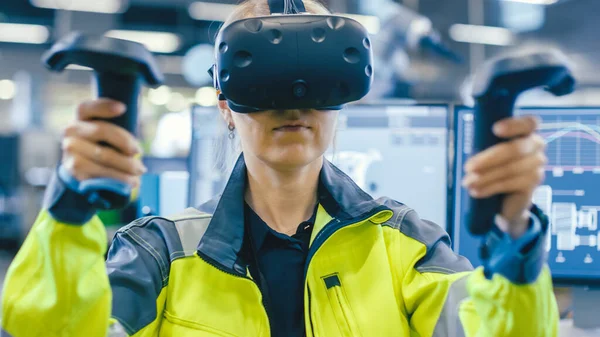 Portré Női gépészmérnök Virtuális valóság headset viselése és vezérlők használata, VR technológiát használ ipari tervezéshez, fejlesztéshez és prototípus készítéshez CAD szoftverben. — Stock Fotó