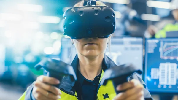 Retrato Ingeniera Mecánica Femenina Usando Auriculares de Realidad Virtual y Controladores, Utiliza la tecnología VR para Diseño Industrial, Desarrollo y Prototipado en Software CAD. —  Fotos de Stock