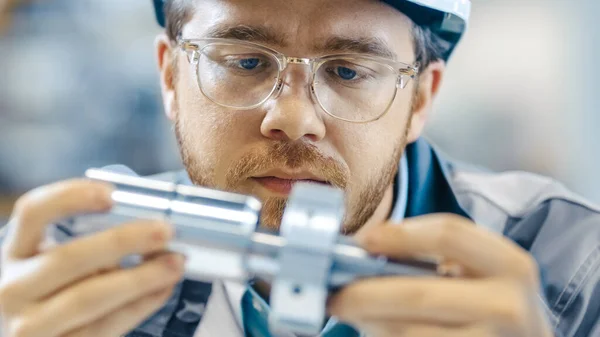 Close-up Shot of the Industrial Engineer Wearing Classes and Hard Hat Connects Two Components He Designed. Precyzja w inżynierii mechanicznej. — Zdjęcie stockowe