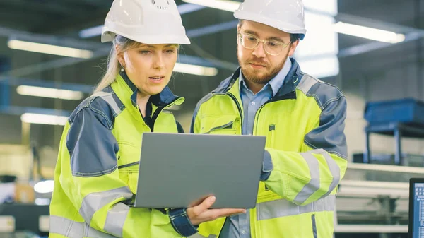 Binnen de Manufacturing Factory Mannelijke Werktuigbouwkundige Werken op Personal Computer Onder toezicht van vrouwelijke Chief Project Engineer. — Stockfoto