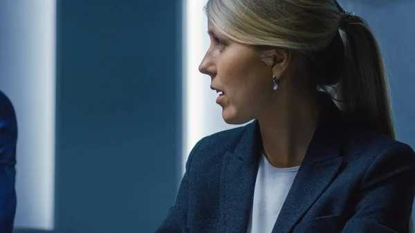 Empresaria de mente fuerte pronunciando un discurso en la reunión anual de la junta directiva. Empresarios serios negociando y hablando de negocios. — Foto de Stock