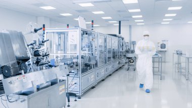 Steril İlaç Üretim Laboratuvarında Koruyucu Kapsamlı Bilimadamlarının Araştırma, Kalite Kontrolü ve Yeni Tıbbın Keşfi Üzerine Çalıştığı.
