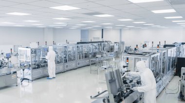 Steril Yüksek Hassas İmalat Laboratuvarı Koruyucu Kapsamlı Bilimadamlarının Makineyi açtığı, Bilgisayar ve Mikroskop kullandığı, İlaç, Biyoteknoloji ve Yarı iletken