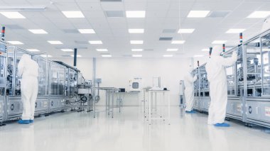 Steril Takım Elbiseli Araştırma Bilim Adamları Ekibi Laboratuvarda Bilgisayarlar, Mikroskoplar ve Modern Endüstriyel Makineler ile Çalışıyor. Ürün Üretim Süreci: İlaç, Yarı iletkenler