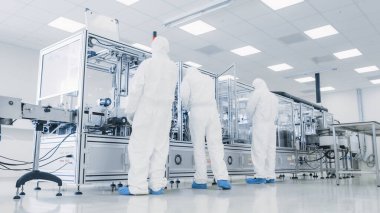 Steril Koruyucu Kaplama Giyen Bilimadamı İmalat Tesisleri Ekibi Modern Endüstriyel 3D Yazıcı, Süreç Altında Yüksek Hassas İmalat Üreticisi Programları Kuruyor.