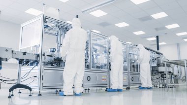 Steril Koruyucu Kaplama Giyen Bilimadamı İmalat Tesisleri Ekibi Modern Endüstriyel 3D Yazıcı, Süreç Altında Yüksek Hassas İmalat Üreticisi Programları Kuruyor.