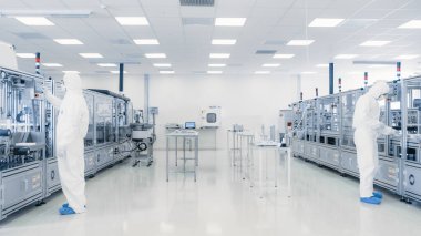 Laboratuvarda çalışan bilim adamları. Modern Endüstriyel Makineler Tesisi. Ürün Üretim Süreci: İlaç, Yarı iletkenler, Biyoteknoloji.