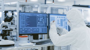 Laboratuvarda, Koruyucu Giysileri Koruma Altındaki Bilim Adamları Test Tüpü ve Kişisel Bilgisayarda Araştırma Yapıyor. Modern Manufactory Yarı iletkenler ve İlaç Ürünleri Üretimi
